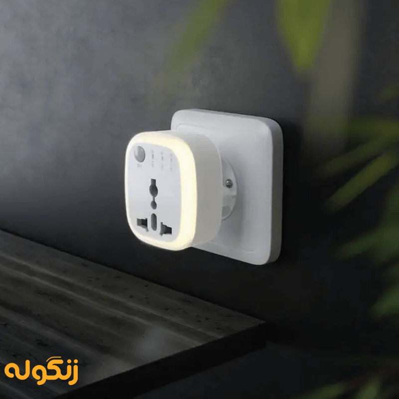 مبدل برق گرین لاین مدل Universal Conversion Plug متصل به پریز